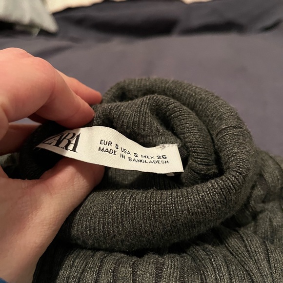 Fitted Zara Turtleneck - Picture 3 of 3
